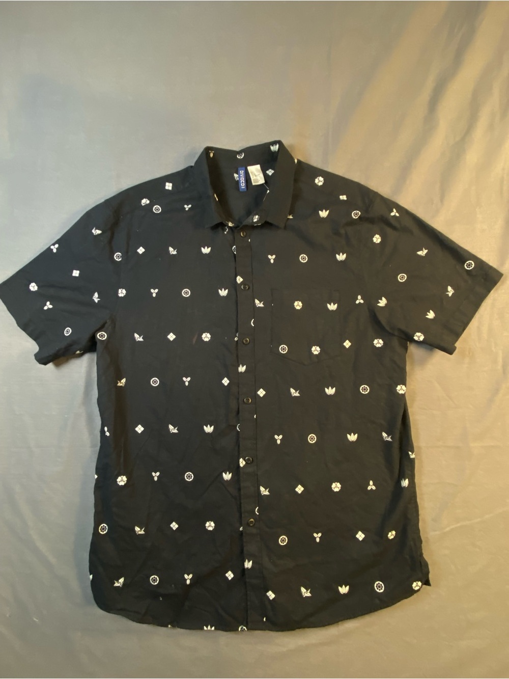 H & M Divided Men's Black Short-Sleeve Button-Up Shirt with White Geo Motif L